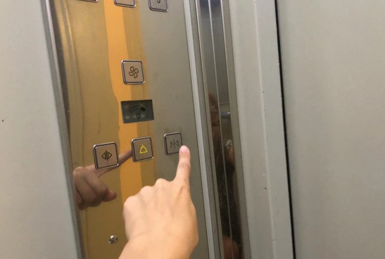 Лифт без света. Наклейка на лифт. Лифт без остановок. Лифт без остановки на этажах.